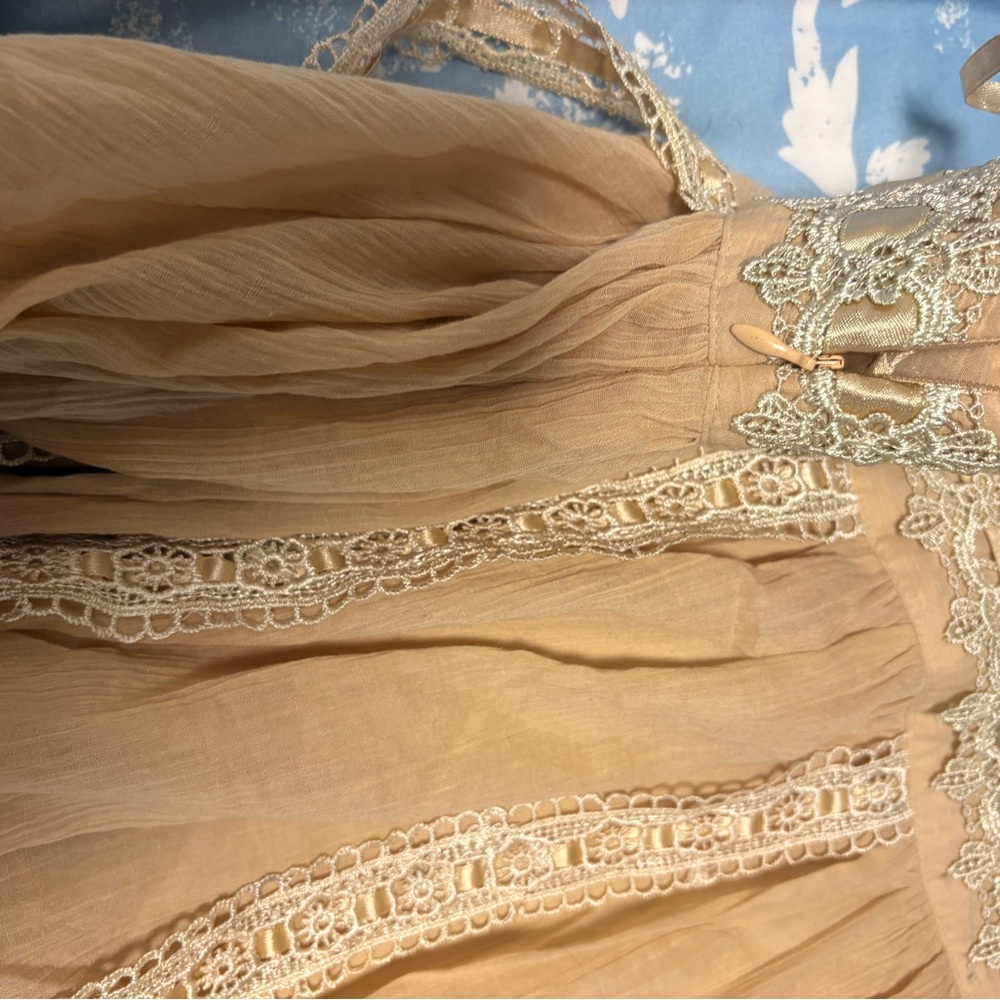 Elegant Cream Mini Skirt with Lace Detailing - Picture 10 of 11